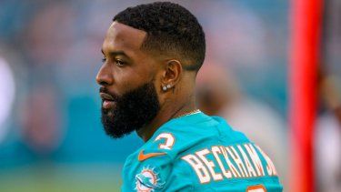 Odell Beckham Jr., de los Dolphins de Miami, observa desde la banca un juego de pretemporada de su equipo, el 9 de agosto de 2024.