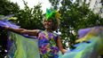 Un juerguista participa en un desfile de carnaval callejero del bloque Loucura Suburbana (Locura Suburbana) en el barrio Engenho de Dentro en Río de Janeiro, Brasil, el 16 de febrero de 2023. El grupo está organizado por trabajadores y pacientes del Hospital Psiquiátrico Municipal Nise da Silveira.