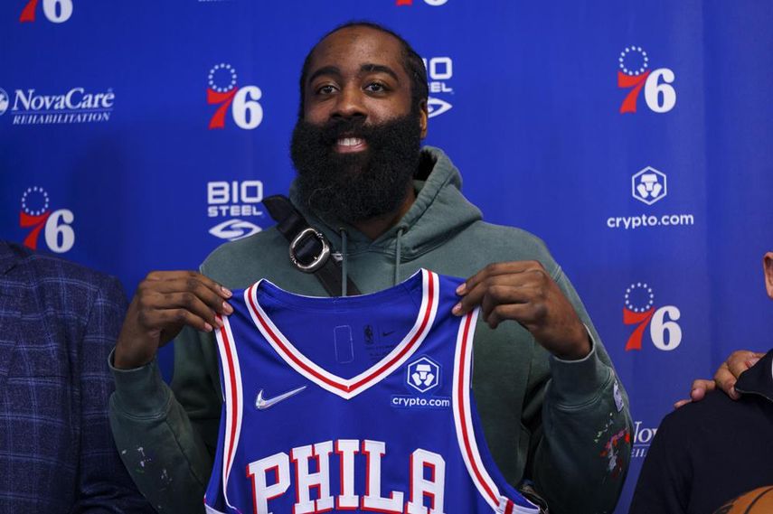 James Harden presentado como nuevo jugador de los 76ers de Filadelfia