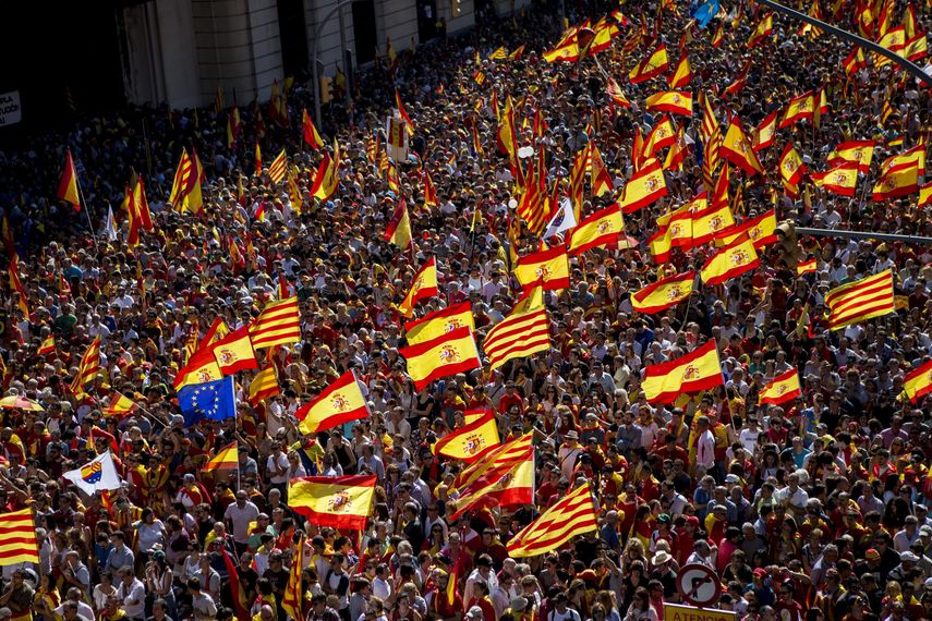  Asistentes escuchan los discursos al final de la manifestación convocada por Societat Civil Catalana en Barcelona en defensa de la unidad de España bajo el lema 