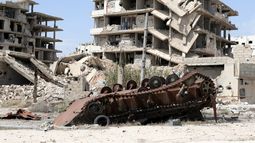 Un tanque incendiado en la ciudad de Zamalka, Ghouta Oriental, en el campo de Damasco, Siria, el 8 de abril de 2018.&nbsp;