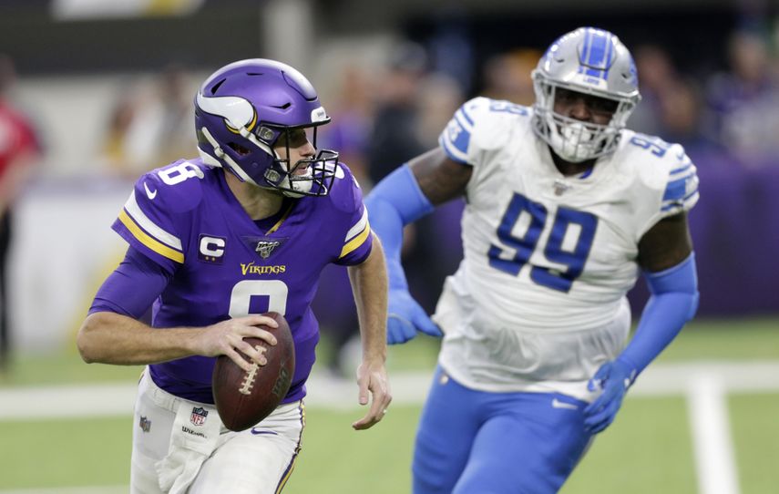 El quarterback de los Vikings de Minnesota Kirk Cousins intenta escapar del defensive tackle de los Lions de Detroit John Atkins, en la primera mitad del juego del domingo 8 de diciembre de 2019 en Minneapolis.&nbsp;