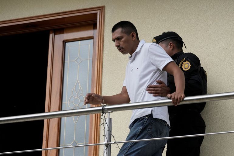 Un detenido que se identificó como Felipe Diego Alonzo es escoltado a la corte luego de una redada policial contra presuntos traficantes de migrantes cerca de la frontera con México en Huehuetenango, Guatemala, el martes 2 de agosto de 2022.