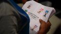 Los funcionarios electorales cuentan las boletas luego del cierre de los colegios electorales durante las elecciones parlamentarias y locales, en San Salvador, el 28 de febrero de 2021. Los salvadoreños acudieron a las urnas el domingo para elegir nuevos legisladores y alcaldes en una votación que podría lograr que los partidarios del presidente Nayib Bukele obtengan una mayoría absoluta en el parlamento. Los funcionarios electorales cuentan las boletas luego del cierre de los colegios electorales durante las elecciones parlamentarias y locales, en San Salvador, el 28 de febrero de 2021. Los salvadoreños acudieron a las urnas el domingo para elegir nuevos legisladores y alcaldes en una votación que podría lograr que los partidarios del presidente Nayib Bukele obtengan una mayoría absoluta en el parlamento.