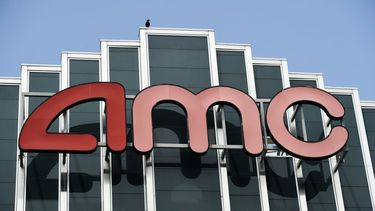 En esta foto de archivo del 29 de abril de 2020, el letrero de AMC aparece en el complejo de cines AMC Burbank 16 en Burbank, California. AMC Theatres, la cadena m&aacute;s grande del pa&iacute;s, est&aacute; retrasando sus planes de comenzar a reabrir cines en dos semanas.