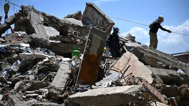 decenas de réplivas y daños estructurales complican las labores de rescate en Colombia (AFP)