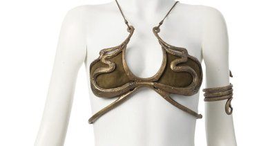 Esta fotografía proporcionada por la casa de subastas Heritage Auctions muestra el bikini que Carrie Fisher usó como la princesa Leia durante el rodaje de la película El retorno del Jedi de la saga de Star Wars.