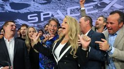 Gwynne Shotwell, jefa de la oficina de operaciones de SpaceX, celebra la salida a Bolsa de la empresa junto a empleados y ejecutivos de la empresa.