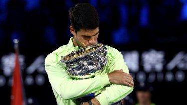 El español Carlos Alcaraz besa el trofeo del Abierto de Australia luego de vencer al serbio Novak Djokovic en la final del torneo, el 1 de febrero de 2026.