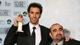 En esta foto de archivo, el actor británico Sacha Baron Cohen (izquierda) posa con el actor Ken Davitian (derecha) el 15 de enero de 2007 en la 64a Entrega Anual de los Globos de Oro en Beverly Hills, California. &nbsp;