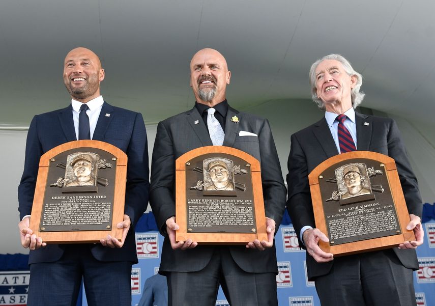 Los miembros del Salón de la Fama, de izquierda a derecha, Derek Jeter, Larry Walker y Ted Simmons sostienen sus placas para fotos después de la ceremonia de inducción en el Clark Sports Center