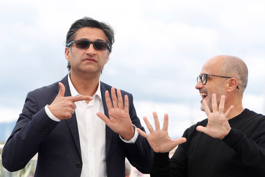 El director de cine británico Asif Kapadia y el biógrafo Daniel Arcucci posan para los fotógrafos durante la presentación del documental Diego Maradona en el ámbito del 72º Festival de Cine de Cannes.