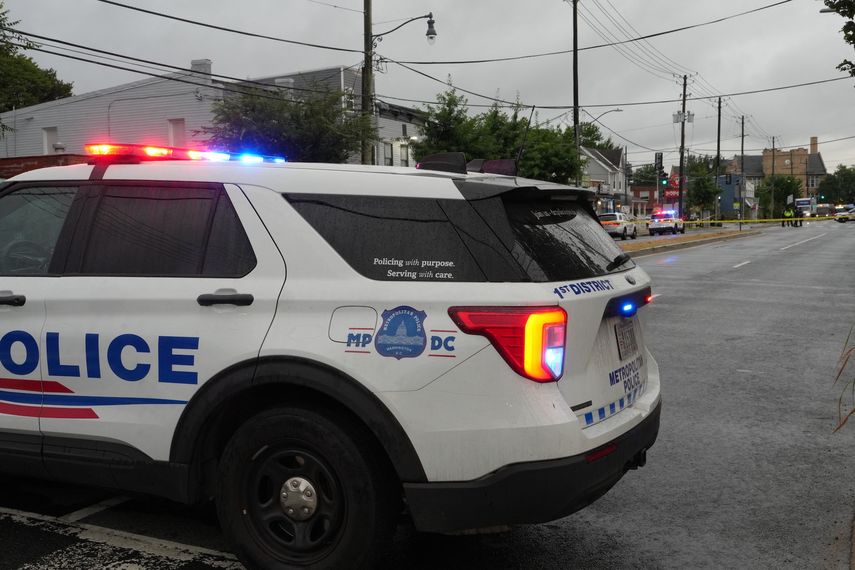 El Departamento de Policía Metropolitana en el lugar de un doble tiroteo el 18 de agosto de 2025 en Washington, D.C.