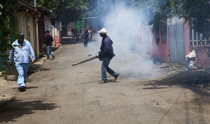  Personal del Ministerio de Salud de Nicaragua realiza labores de fumigación en un barrio en Managua (Nicaragua). El país fortalece desde este lunes, casa a casa, su lucha contra el mosquito aedes aegypti, transmisor del chikunguña y del dengue, que se