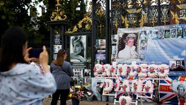 La gente se reúne para rendir un homenaje conmemorativo en el 25º aniversario de la muerte de la princesa Diana de Gran Bretaña, frente al Palacio de Kensington, en el centro de Londres, el 31 de agosto de 2022.