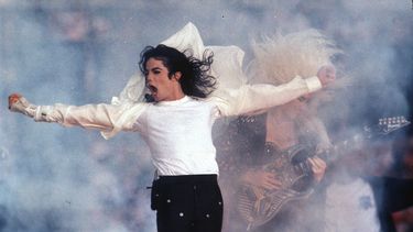 En esta fotografía de archivo del 1 de febrero de 1993 El Rey Del Pop, Michael Jackson, ofrece su show musical para el medio tiempo del Super Bowl en Pasadena, California. El artista cantó un popurrí entre Jam, Billie Jean y Black or White para luego interpretar We Are the World junto a un coro de niños.