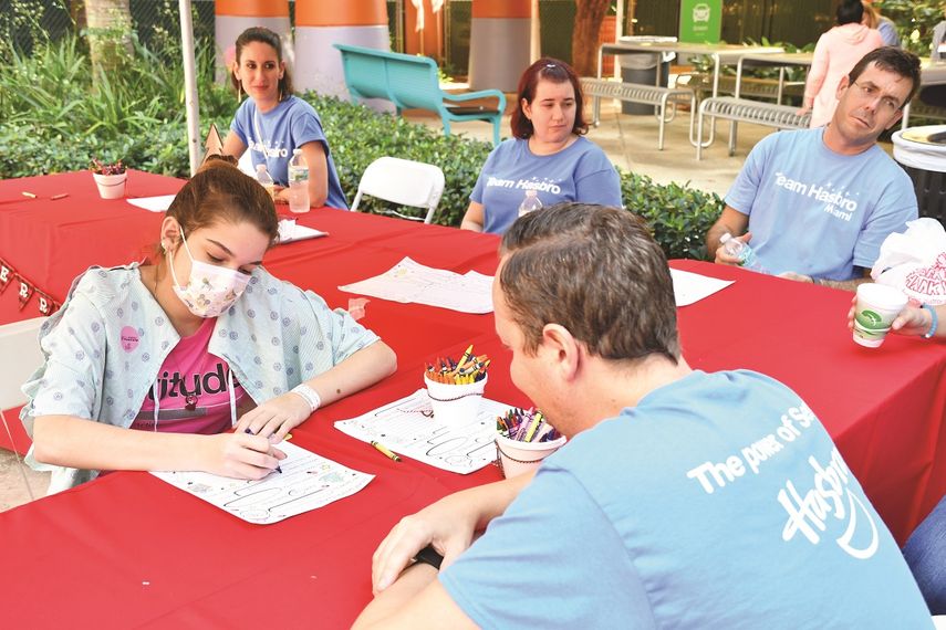 Melissa Tamayo dibuja durante el Global Joy Day, organizado por la compañía fabricante de juguetes Hasbro, Inc.&nbsp;