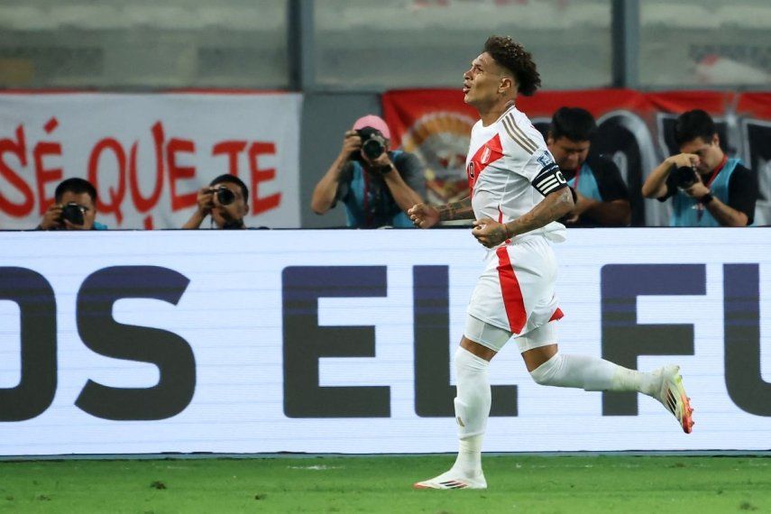 El atacante Paolo Guerrero, de Perú, celebra luego de anotar un gol ante Bolivia, el 20 de marzo de 2025.