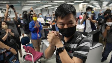 Fotografía de archivo del 23 de junio de 2021 de Lam Man-chung, centro, director en jefe del Apple Daily, en la sede del medio antes de que dejara de publicar en Hong Kong.&nbsp;