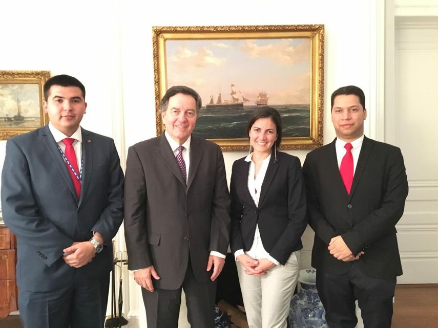 Al centro, el canciller chileno Roberto Ampuero, junto a Rosa María Payá, presidenta de la Red&nbsp;Latinoamericana de Jóvenes por la Democracia (JuventudLac).&nbsp;