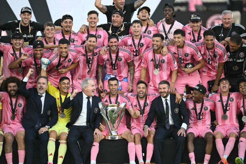 El equipo del Inter Miami celebra su victoria en la final de la Copa de la Major League Soccer (MLS) entre el Inter Miami y los Vancouver Whitecaps en el Chase Stadium de Fort Lauderdale, Florida, el 6 de diciembre de 2025.&nbsp;