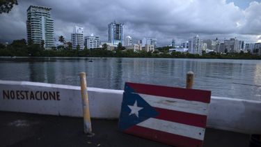 Una tabla de madera con la bandera puertorriqueña en el muelle de la laguna de Condado, donde se han registrado varios apagones en los últimos días, en San Juan, Puerto Rico.&nbsp;
