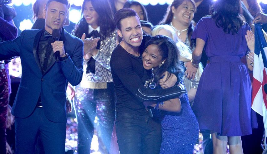 Durante la gran final Prince Royce abraza a su pupila, Amanda Mena, al ser nombrada ganadora de la segunda temporada de la competencia musical. (TELEMUNDO)