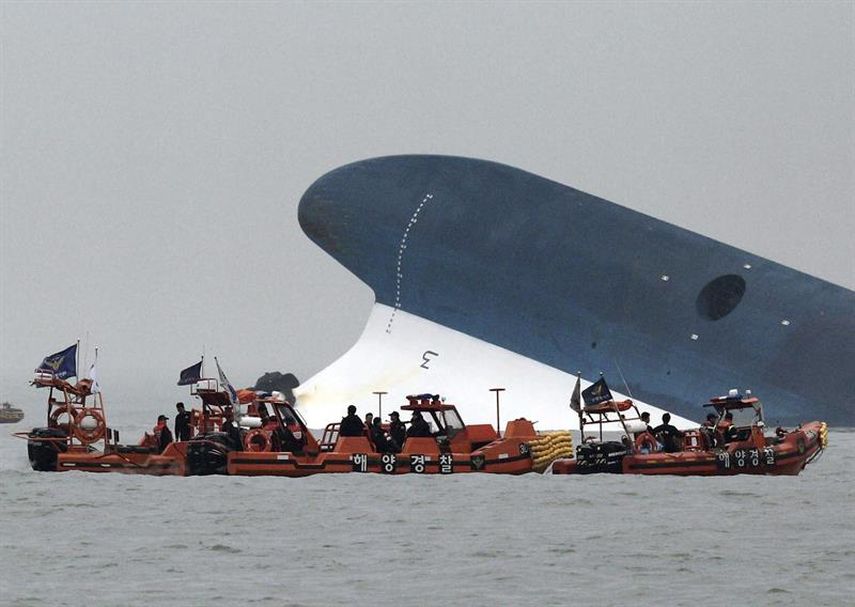 Fotografía facilitada por el Gobierno Provincial de Jeolla del Sur cedida por la agencia surcoreana Yonhap que muestra las labores de rescate de los pasajeros de un buque que naufragó en aguas próximas a la isla Jindo (Corea del Sur). EFE/Yonhap / Sout