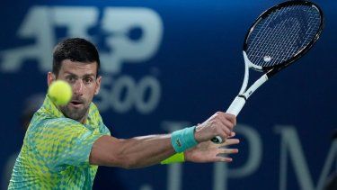 Novak Djokovic devuelve ante Hubert Hurkacz durante los cuartos de final del torneo de Dubái, el jueves 2 de marzo de 2023.