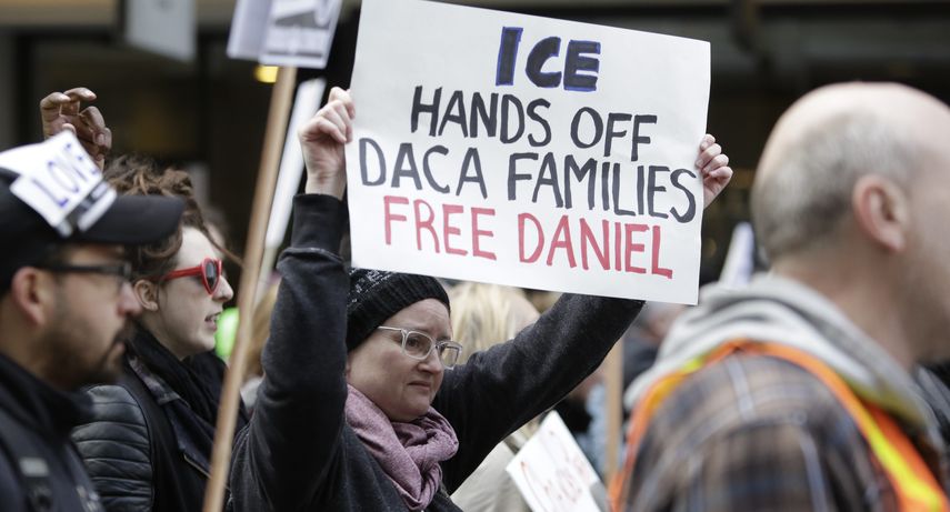 Manifestantes exigen la libertad de Daniel Ramírez, un dreamer beneficiado por DACA y detenido por las autoridades de Inmigración que podría ser deportado.