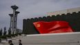 Visitantes pasan frente a una bandera del Partido Comunista Chino en el museo del partido en Beijing, China, el 19 de octubre de 2023.&nbsp;