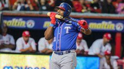 El cubano Yasiel Puig se prepara para batear por los Tiburones de La Guaira en la Liga Venezolana de Béisbol Profesional.