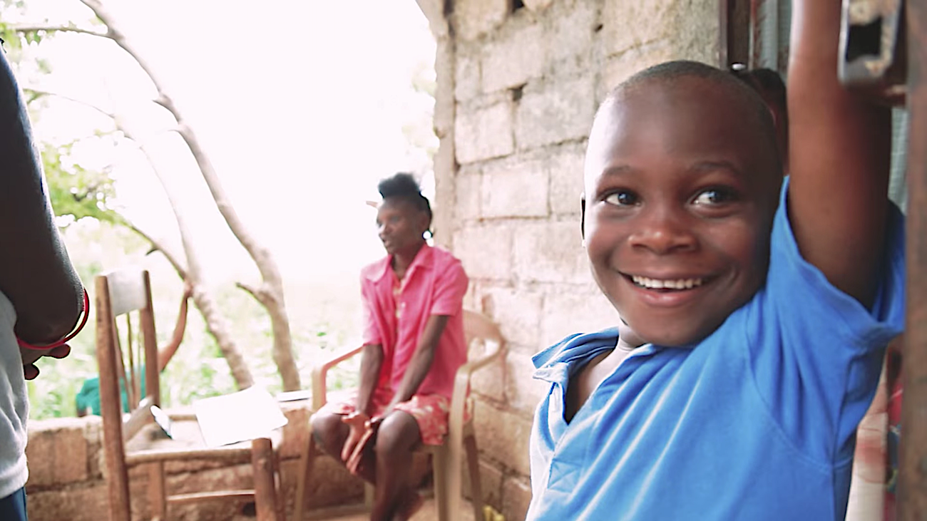 Los niños que viven en la comunidad donde sus padres trabajan en labores agrícolas tienen acceso a una escuela cercana. Los niños que viven en la comunidad donde sus padres trabajan en labores agrícolas tienen acceso a una escuela cercana.