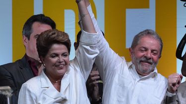 Lula da Silva acompaña a Dilma Rousseff celebrando su victoria electoral del 26OCT14.&nbsp;