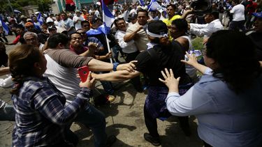 Simpatizantes Sandinistas y de la oposición se enfrentan en los alrededores del Seminario de Fátima donde se realiza el Dialogo Nacional en Nicaragua. (Archivo)
