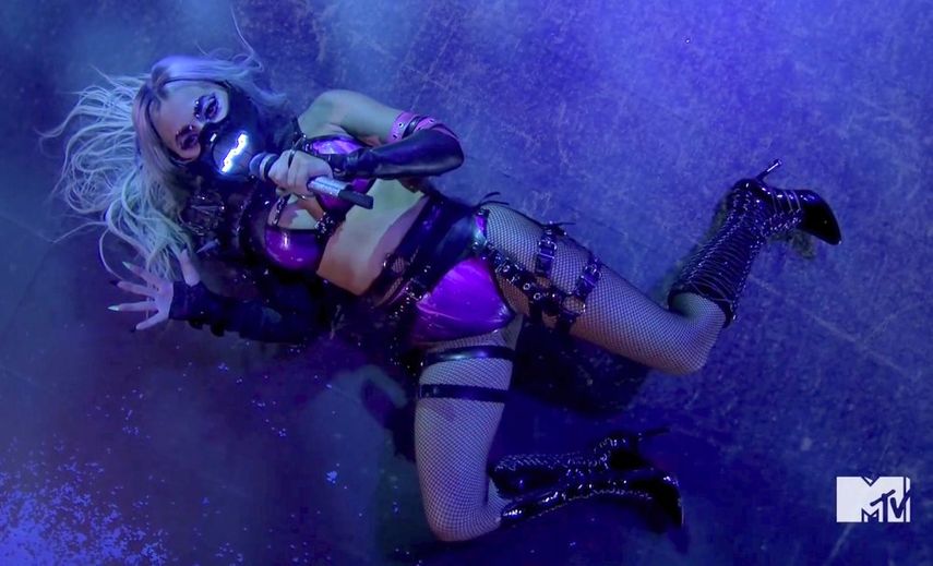 En esta captura de video emitida el domingo 30 de agosto de 2020 por MTV, Lady Gaga act&uacute;a en los MTV Video Music Awards.