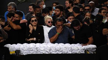Familiares y amigos lloran junto al féretro de la cantante brasileña Marilia Mendonca, durante su velorio en el polideportivo Arena Goiania, en Goiania, estado de Goias, Brasil, el 6 de noviembre de 2021.