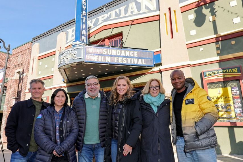 John Nein, Kim Yutani, Eugene Hernández, Amy Redford, Michelle Satter y Ebs Burnough posan durante la inauguración del Festival de Cine de Sundance 2026 en el Teatro Egipcio el 21 de enero de 2026 en Park City, Utah.