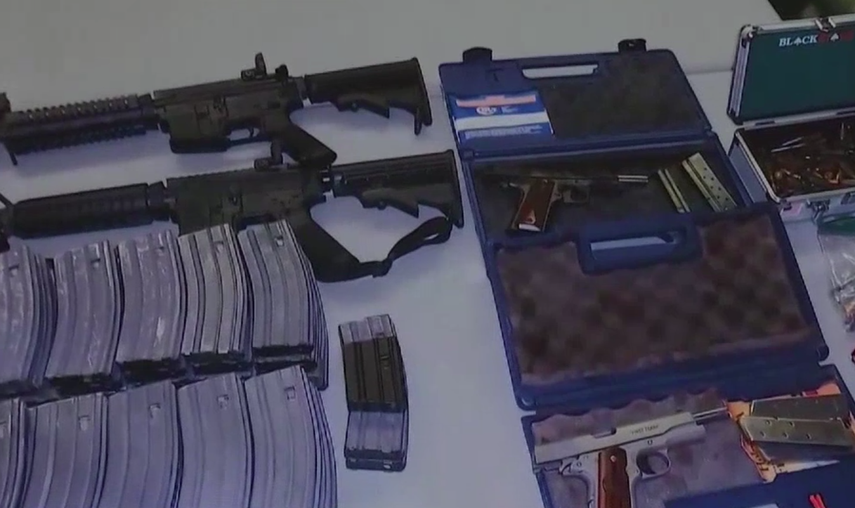 Parte del arsenal&nbsp; que encontraron en la casa del joven acusado por hacer amenazas contra su escuela.