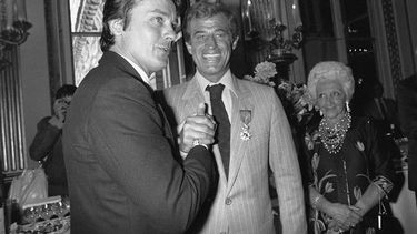 En esta foto de archivo tomada el 23 de septiembre de 1980, el actor francés Jean-Paul Belmondo (2 ° a la izquierda) le da la mano al actor francés Alain Delon (izquierda) después de ser galardonado con la Legión de Honor, durante una ceremonia en el Ministerio de Cultura en París, mientras su madre, Madeleine Belmondo (3ª L), observa.&nbsp;