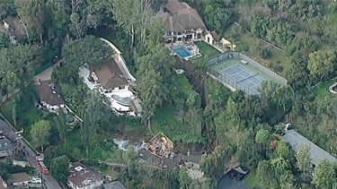En esta imagen aérea de KABC se muestra el lugar de un derrumbe y casas dañadas en el área de Sherman Oaks de Los Ángeles, el miércoles 13 de marzo de 2024. 