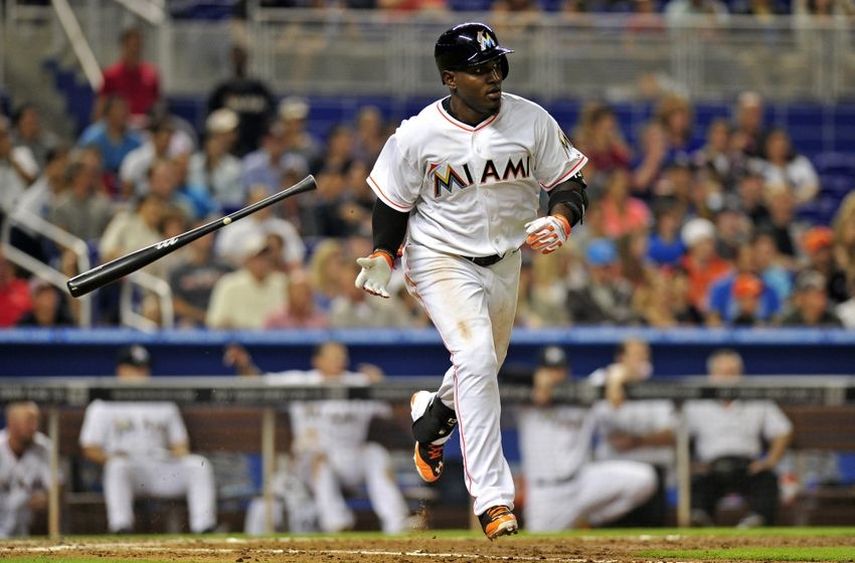 Ozuna tuvo problemas con su ofensiva en la campaña de 2015. (ARCHIVO)