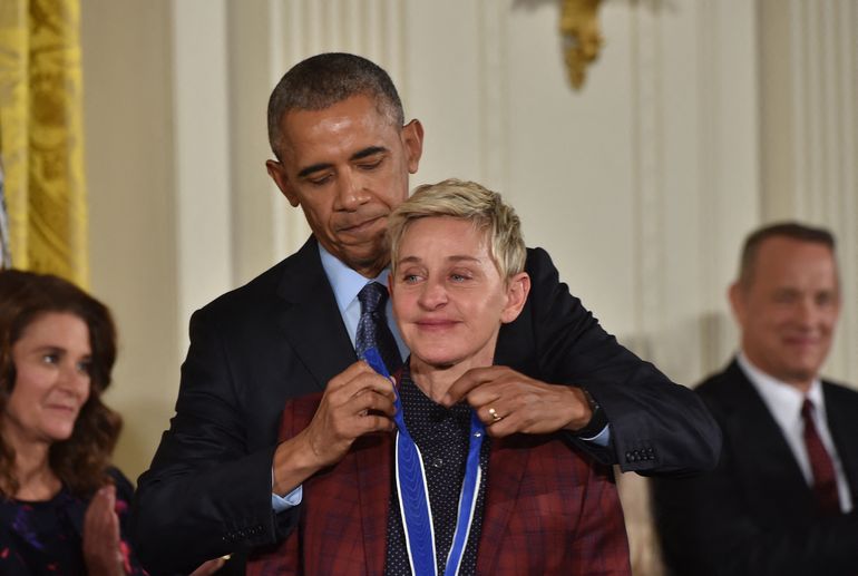 En esta foto de archivo tomada el 22 de noviembre de 2016, el presidente de EE. UU., Barack Obama, entrega a la actriz y comediante Ellen DeGeneres la Medalla Presidencial de la Libertad, el honor civil más alto de la nación, durante una ceremonia en honor a 21 ganadores, en la Sala Este de la Casa Blanca en Washington. , CC. Durante casi dos décadas, "The Ellen DeGeneres Show" y su presentadora abiertamente lesbiana han llegado a los hogares de todo Estados Unidos, rompiendo estereotipos y cautivando a las audiencias televisivas diurnas con una combinación para sentirse bien de comedia extravagante y cameos de celebridades.
