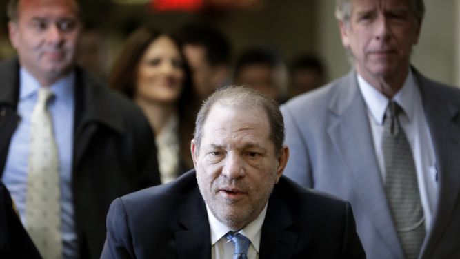 Harvey Weinstein llega a una corte&nbsp;en Manhattan el lunes 24 de febrero del 2020 en Nueva York, poco antes de ser declarado culpable de dos cargos en su juicio por abuso sexual y violaci&oacute;n.&nbsp;