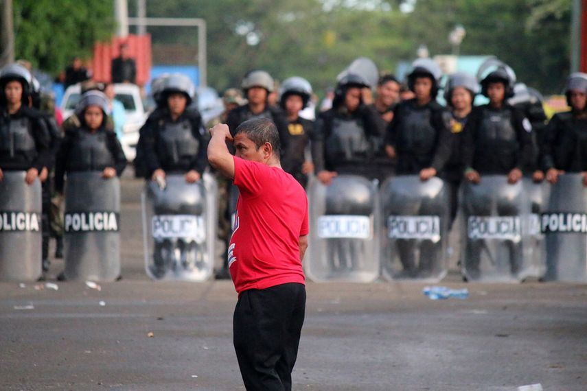 En un comunicado de su Ministerio de Relaciones Exteriores, Cuba afirma que está en contacto con ambos países para encontrar una solución rápida y adecuada al problema. Estos ciudadanos son víctimas de la politización del tema migratorio por parte d