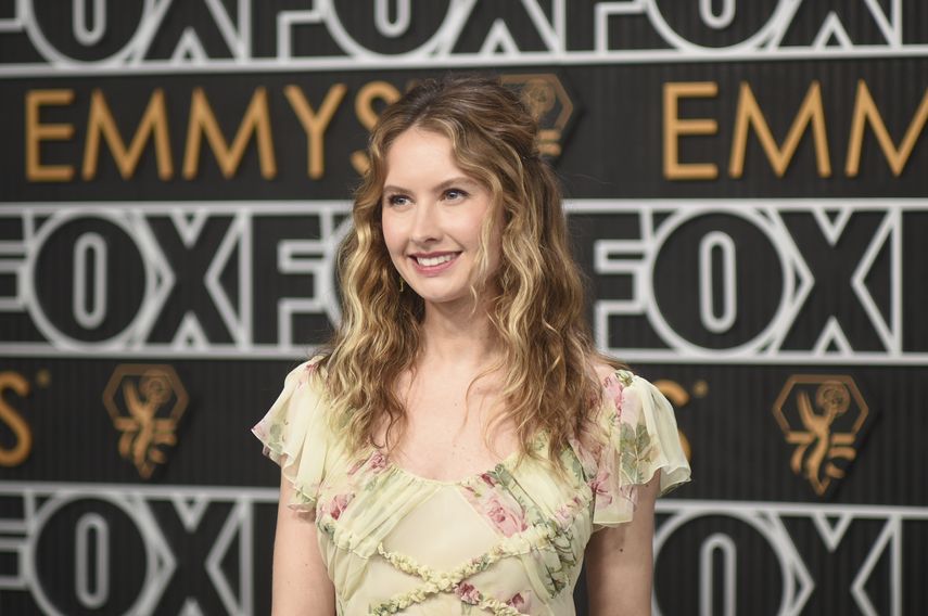 Caitlin Thompson llega a la 75ª edición de los premios Emmy el lunes 15 de enero de 2024 en el Peacock Theatre de Los Ángeles.