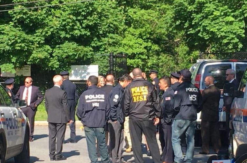 Efectivos de Policía participan en una investigación tras un suceso vinculado a pandilleros de la MS-13 en Long Island.
