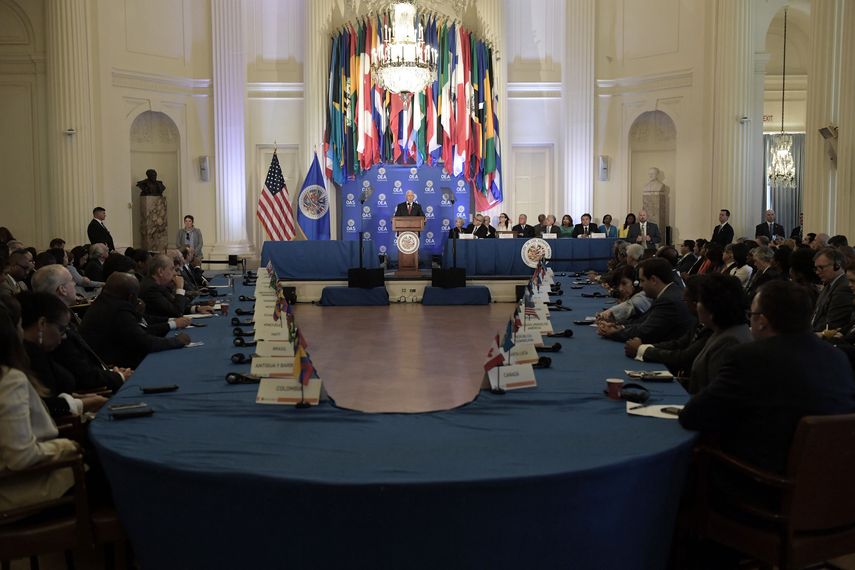 El vicepresidente de EEUU, Mike Pence (c), habla durante una sesión extraordinaria protocolaria del Consejo Permanente de la Organización de Estados Americanos (OEA) este lunes 7 de mayo de 2018, en Washington (EEUU).&nbsp;