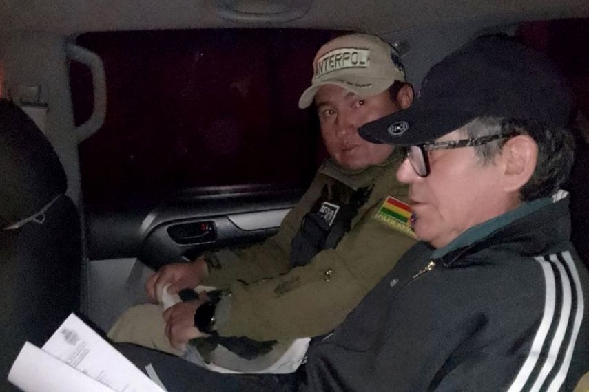 Maximiliano Dávila, exjefe antidrogas del expresidente boliviano Evo Morales, es trasladado por agentes de la policía boliviana y entregado a Interpol para su extradición a Estados Unidos en el Aeropuerto Internacional de El Alto, Bolivia, el 12 de diciembre de 2024.