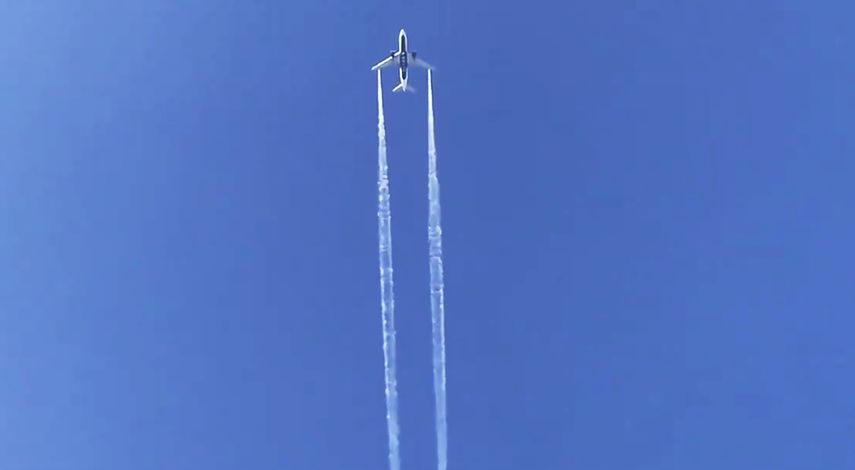 En esta imagen tomada de un video, el vuelo 89 de Delta Air Lines con destino a Shanhg&aacute;i libera combustible sobre el &aacute;rea de Los &Aacute;ngeles mientras se dirige al Aeropuerto Internacional de Los &Aacute;ngeles para un aterrizaje de emergencia, el martes 14 de enero de 2020.&nbsp;